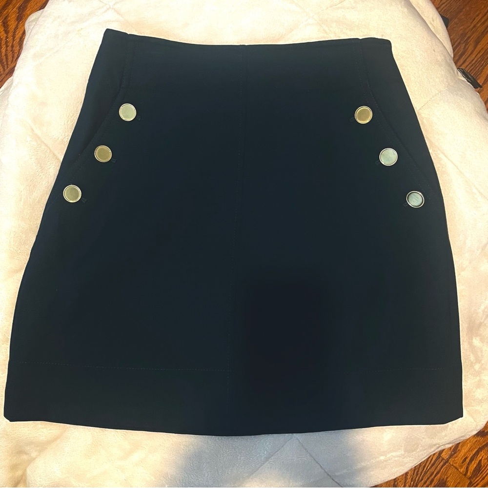 Club monaco skirt with matt gold button detail